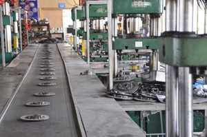 NAQIN <span class=keywords><strong>Embrayage</strong></span> à dents à guichet unique avec approvisionnement direct <span class=keywords><strong>d</strong></span>'usine à bas <span class=keywords><strong>prix</strong></span> Pièces <span class=keywords><strong>d</strong></span>étachées automobiles Oem 008-250-1303 Disque 1862193105 pour Mercedes-Benz - Product Image 4