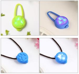 Collar colgante LED que brilla en <span class=keywords><strong>la</strong></span> oscuridad <span class=keywords><strong>para</strong></span> mascotas con forma de pata, luz <span class=keywords><strong>para</strong></span> perros <span class=keywords><strong>para</strong></span> paseos nocturnos <span class=keywords><strong>para</strong></span> evitar <span class=keywords><strong>la</strong></span> pérdida, COLLAR COLGANTE de noche <span class=keywords><strong>para</strong></span> mascotas - Product Image 5