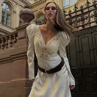 Robe élégante à col en V et manches longues en satin blanc uni, coupe ajustée pour les occasions formelles