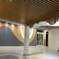 Système de plafond suspendu en lames de bois à effet grain de bois, design artistique 3D, forme de vague irrégulière, pour cantine et restaurant
