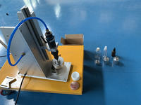 Machine de capsulage pneumatique semi-automatique de haute précision pour les bouteilles d'huile essentielle de petit calibre