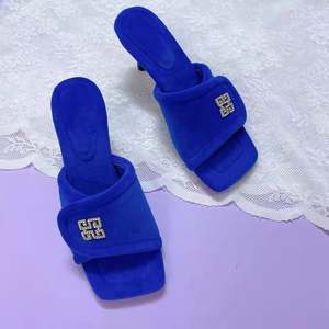 Chat talon pantoufles femmes hiver fourrure fourrure décoration haut bout carré talon moyen fourrure talon chaussures femmes beaucoup de couleur - Product Image 2