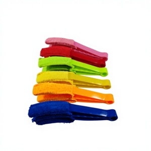 Brosse multifonctionnelle pour fentes de voiture, outil de nettoyage et de détaillage des aérations de voiture, brosse à poussière pour les zones difficiles d'accès - Product Image 1