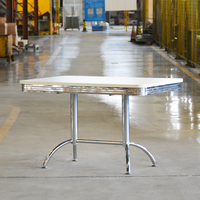 Table à manger rectangulaire moderne avec structure en acier carbone, mobilier commercial durable et écologique pour café, restaurant, camping