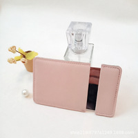 Miroir portable de taille carte de crédit en acier inoxydable gravé au laser avec logo personnalisé, couleurs sur mesure, idéal pour cadeaux d'affaires, mariages ou mini-cadeaux promotionnels.