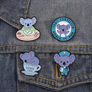 Broche amusante Koala de dessin animé mignon, badge style tasse à thé, écusson créatif sur le thème du café et des soins médicaux, décoration de sac - Product Image 3