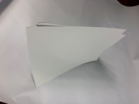 Rouleaux Jumbo de papier couché en pâte vierge C2S, brillant, lisse et haute rigidité pour presses d'impression haute vitesse