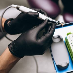 Gants en nitrile sans latex Clinique dentaire Infirmière Examen médical Gants en nitrile 4mil jetables sans poudre noire pour médecin - Product Image 3