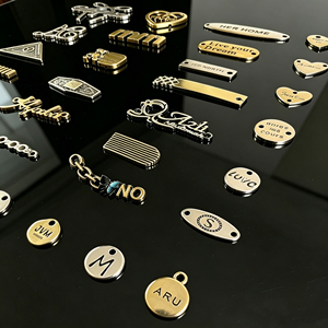 Étiquette personnalisée en métal avec logo, badges personnalisés, étiquettes de <span class=keywords><strong>bagage</strong></span> en <span class=keywords><strong>cuir</strong></span> avec logo métallique pour sacs et vêtements, étiquettes de vêtements personnalisées avec logo métallique - Product Image 4
