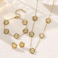 YWJW Conjunto de Collar, Pulsera y Pendientes de Trébol de Cinco Hojas de la Suerte para Mujer, de Acero de Titanio con Baño de Oro de 18K, de Moda, Venta Caliente Transfronteriza