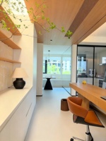 Meuble de lecture multifonctionnel sur mesure avec bureau intégré et banc de fenêtre pour appartement ou bureau à domicile