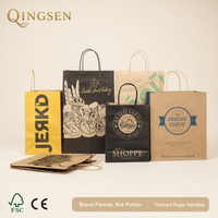 Sacs cadeaux en papier kraft multicolores personnalisés OEM, designs variés, impression personnalisée, poignées en corde torsadée, fenêtre, pour magasin de détail