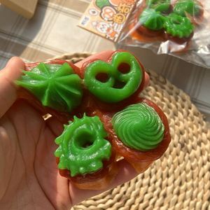 Juguete de Comida en Miniatura de la Serie TPR, Simulación de Comida de Resina, Juguete de Extrusión con Forma de Waffle y Barquillo - Product Image 2