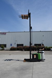 Empilhadeira Heli Reach Truck com Capacidade de 1.2T, 1.5T, 2T, Elevação de 1.6m a 6m, Carregador Lateral para Corredores Estreitos - Product Image 2