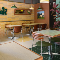 Ensemble table et chaises carrées en bois massif avec plateau en pierre, style vintage personnalisable, pour restaurants occidentaux et cafés à usage commercial