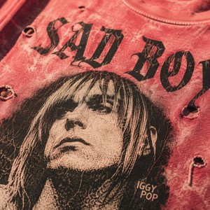 T-shirt grafica rosa acid wash in jersey di cotone 100% con stampa ritratto Sad Boy Iggy Pop, effetto distressed con fori, streetwear Metour all'ingrosso - Product Image 3