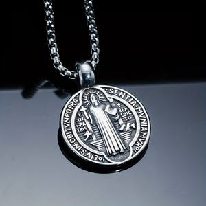 <span class=keywords><strong>Collier</strong></span> pendentif médaillon en métal religieux rond avec croix de Jésus, Saint Benoît, bijoux catholiques - Product Image 6