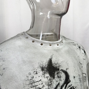 Camiseta de Manga Larga de Punto Waffle con Estampado DTG Personalizado al por Mayor, Camiseta Informal de Manga Larga de Punto Waffle con Hombros Caídos y Diseño de Concreto Sucio - Product Image 3