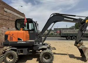 Excavatrice hydraulique compacte sur roues d'occasion, modèle Doosan DX60W, 6 tonnes, d'origine coréenne, faible nombre d'heures de fonctionnement, bon état - Product Image 4