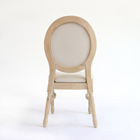 Chaise Louis ovale empilable en bois pour banquets et événements, avec coussin blanc – Vente en gros
