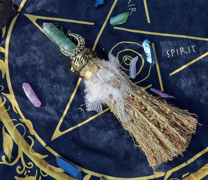 Escoba <span class=keywords><strong>de</strong></span> bruja hecha a mano <span class=keywords><strong>de</strong></span> gran tamaño al por mayor para escoba ritual Wiccan pluma varita <span class=keywords><strong>de</strong></span> cristal escoba <span class=keywords><strong>de</strong></span> bruja curativa - Product Image 6