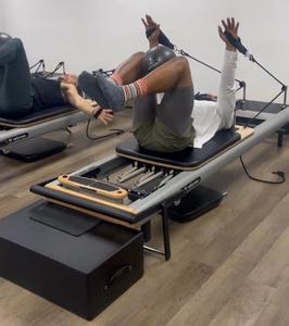 Máquina de reformador de Pilates comercial profesional con cama de núcleo ajustable duradera para uso de ejercicio corporal en estudio de Yoga - Product Image 3