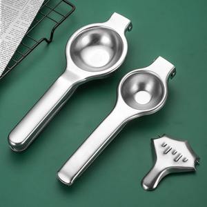 Presse-citron manuel en acier inoxydable argenté avec poignée, presse-agrumes pour citron et lime, pince à citron en acier inoxydable - Product Image 1