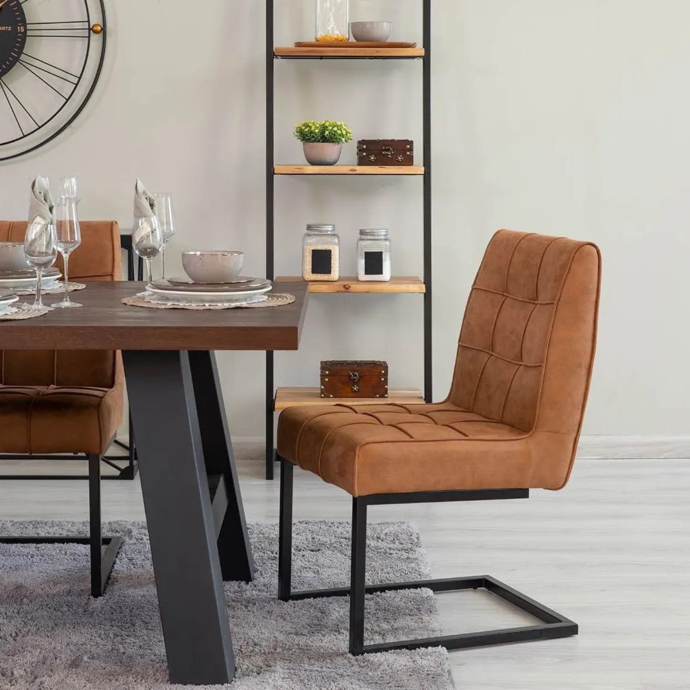 Silla de comedor tapizada de cuero PU naranja barata diseño simple moderno con patas de metal