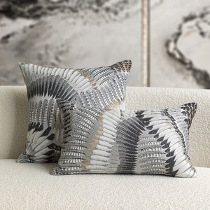 <span class=keywords><strong>Housse</strong></span> de <span class=keywords><strong>coussin</strong></span> décorative gris et blanc, taie d'oreiller en satin jacquard de luxe avec motif plume - Product Image 1