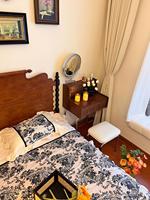 Table de chevet compacte en bois massif avec miroir et tiroirs pour petites chambres – Rangement minimaliste pour maquillage
