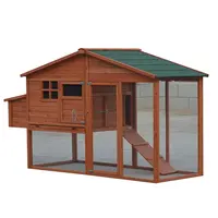 Casa de galinha de madeira ao ar livre com bandeja do metal