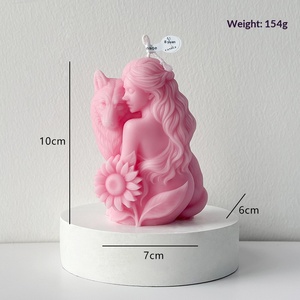 Bougie artisanale en cire de soja sculptée, représentant une femme et un loup, pour la décoration artistique de la maison et de la table - Product Image 6