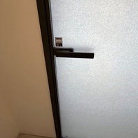 Porte intérieure en verre artistique avec cadre en alliage d'aluminium, porte de luxe insonorisée pour villa et hôtel avec motif personnalisé et cadre étroit