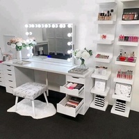Vente spéciale d'une table de toilette éclairée en MDF d'excellente qualité avec peinture brillante et miroir de maquillage éclairé