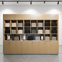 Armoire de présentation de vêtements en MDF à grain de chêne clair, avec étagères en grille et portes, sur mesure