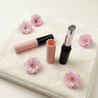 Tube de rouge à lèvres en plastique noir et rose avec ouverture et fermeture rotatives, tube de baume à lèvres, emballage cosmétique, contenant de rouge à lèvres