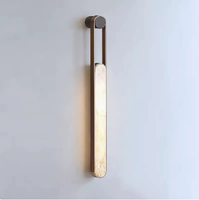 Applique murale LED verticale de luxe en métal et marbre, luminaire décoratif pour projets hôteliers et décoration intérieure