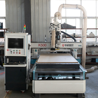 Routeur CNC 3 axes 1300x2800mm avec changeur d'outils automatique, broche de refroidissement par air 9kW, servomoteur et table à vide pour la sculpture sur bois