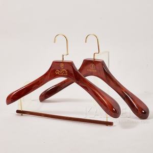 לוגו מותאם אישית קולב עץ מלא עם קולב עץ חום עבור חליפת מעיל גברים אחסון תיק בגדים בארון בגדים - Product Image 1