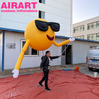 Ballon gonflable jaune en forme de dessin animé avec décoration de lunettes noires