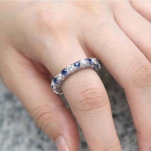 Elegante anello floreale cavo per donna, design con pietre bianche e blu intarsiate, gioielli di moda vintage - Product Image 4