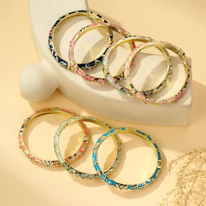 Bracelet à breloques superposées pour femme, style vintage, en laiton plaqué or, avec pétale en émail coloré à effet goutte d'huile, au design délicat et frais - Product Image 1