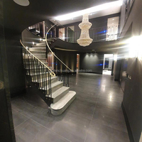 Escalier en marbre avec marches lumineuses LED, escalier en pierre, balustrade en verre, marches en carrelage, marches en marbre, escalier à poutres en acier