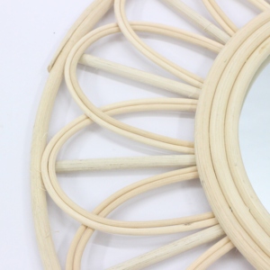 Specchio da appendere a parete decorativo intrecciato a forma di girasole scavato, specchio per il trucco a strisce di bambù fatto a mano - Product Image 3