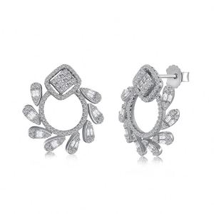 Pendientes de Aro de Plata S925 Dylam Trendy con Forma de Sol Divergente y Diamantes Pavé Baguette de Circonita Cúbica AAAAA - Product Image 1