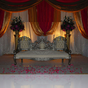 Juego de Sofás de Madera Tratada con Tallado Victoriano Plateado para Bodas Asiáticas Modernas - Product Image 1