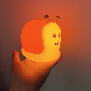 Veilleuse LED en forme d'escargot mignon, lampe pour enfants en silicone souple, lumière chaude à intensité variable, rechargeable par USB avec minuterie de 30/60 minutes - Product Image 2