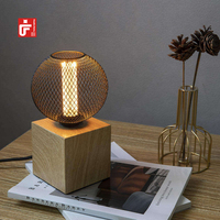 Lampe de table à base de bois nordique LED lampe de bureau minimaliste Cube lampe de nuit en bois lampe de lecture