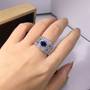 Anello di Lusso a Tre Strati con Pavé per Donne, Elegante Gioiello da Dito per Fidanzamento e Feste - Product Image 2