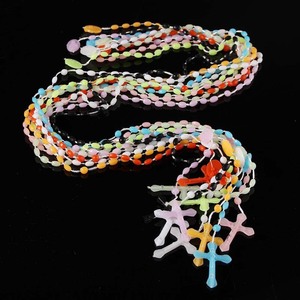 Bijoux religieux chrétiens en gros, pendentif croix en plastique qui brille dans le noir, chapelet, collier - Product Image 4
